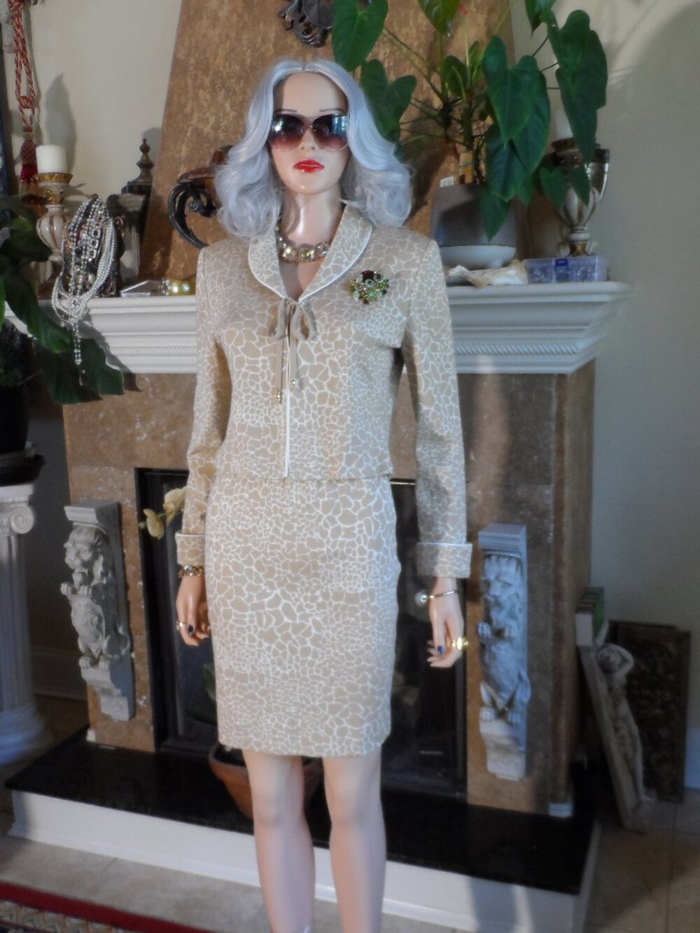 St. John Collection Beige Print Knit Skirt Suit Size 2